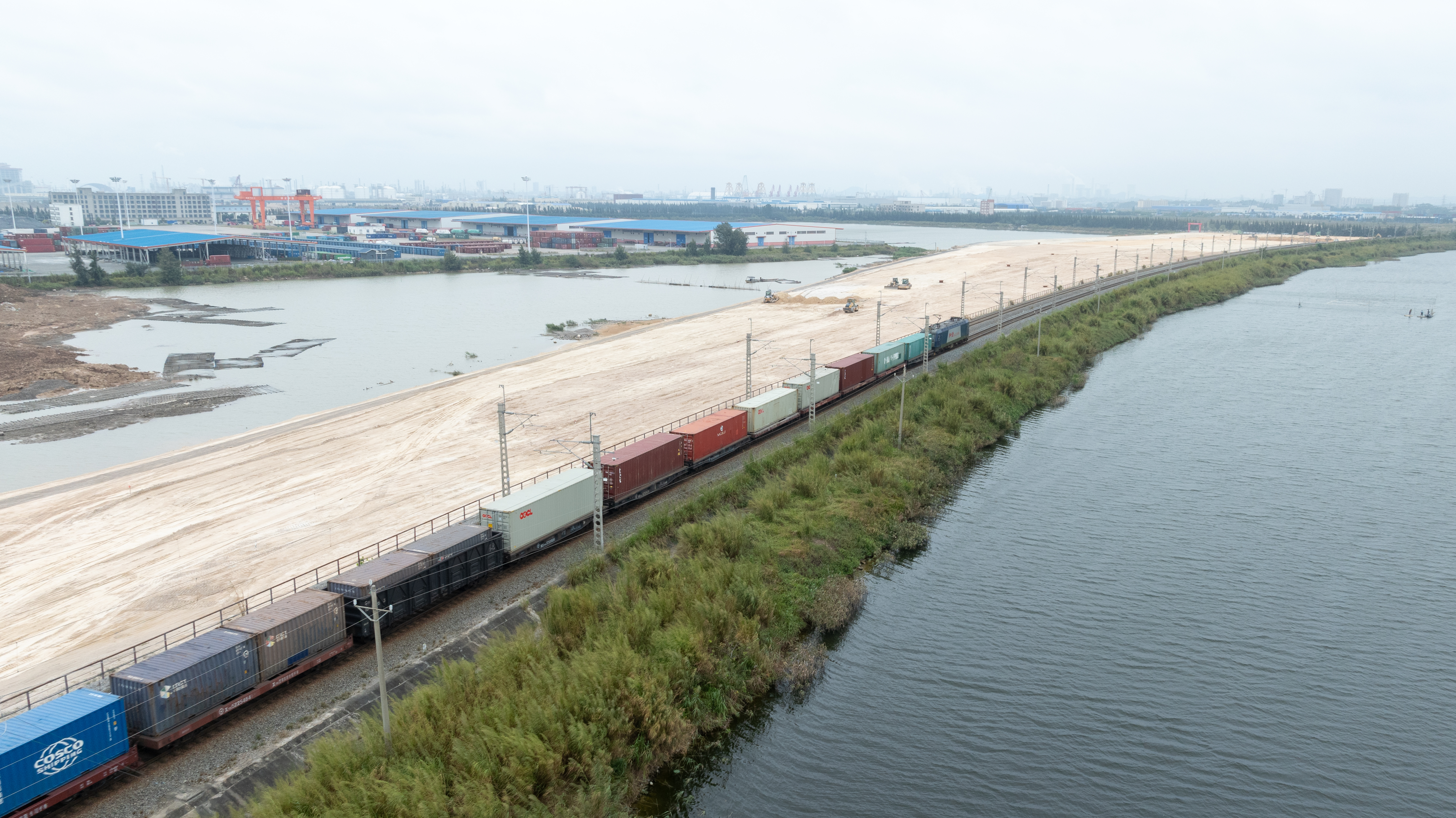 一趟满载集装箱货物的西部陆海新通道铁海联运班列,从广西钦州港东站缓缓驶出。何家海 摄