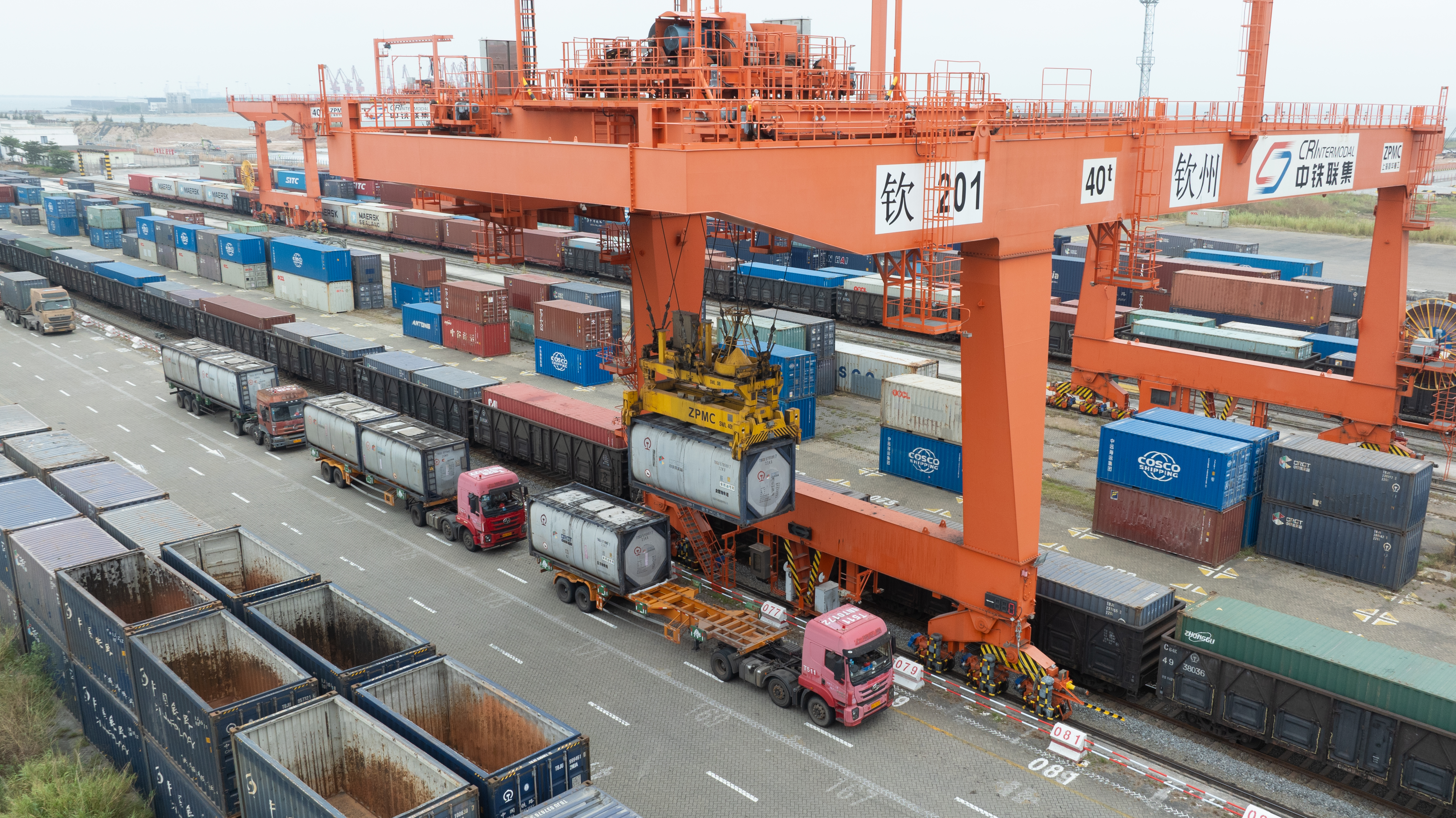 图为11月4日,在广西钦州铁路集装箱中心站,自动化龙门吊正在吊装汽运集装箱货物。陈磊 摄